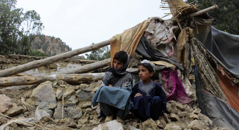 Tovább nőtt az afganisztáni földrengés halálos áldozatainak száma, nagy erőkkel folyik a mentés
