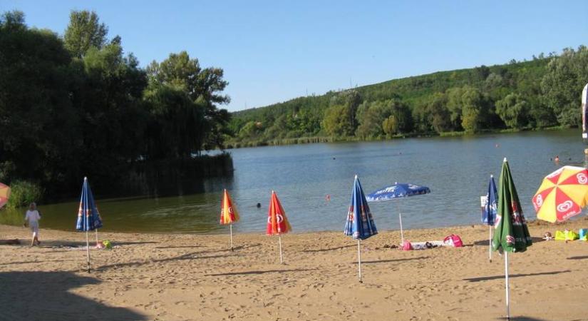 Gyönyörű kis tó Budapesttől egy karnyújtásnyira: homokos stranddal és jó hangulattal vár a Domonyvölgyi-víztározó