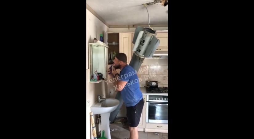 Videón, ahogy egy férfi Harkivban egy fel nem robbant rakéta mellett borotválkozik (videó)