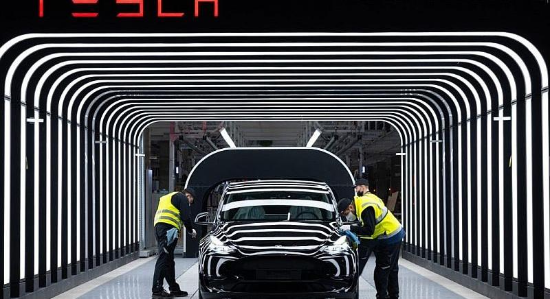 Milliárdokat veszít új gyárain a Tesla