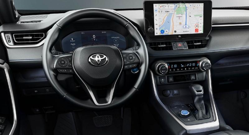 Modernebb és okosabb utastérrel és funkciókkal frissül a Toyota RAV4