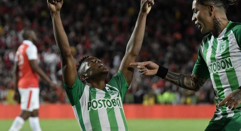 A bajnoki döntőben saját térfeléről rúgott gólt egy kolumbiai futballista
