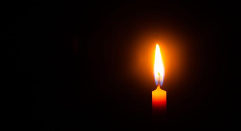 Gyászol a magyar sztár, tragikus hirtelenséggel elhunyt a testvére
