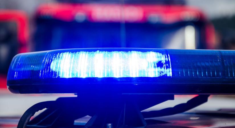 Két autó ütközött a nógrádi megyehatárnál, feszítővágóval mentettek ki egy utast