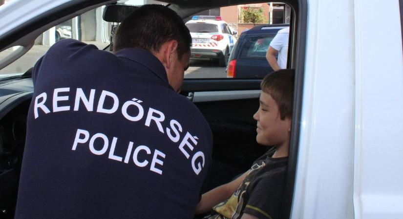„Szoktak félni a rendőrök?” – Krisztofer álma: Látogatás a Miskolci Rendőrkapitányságon