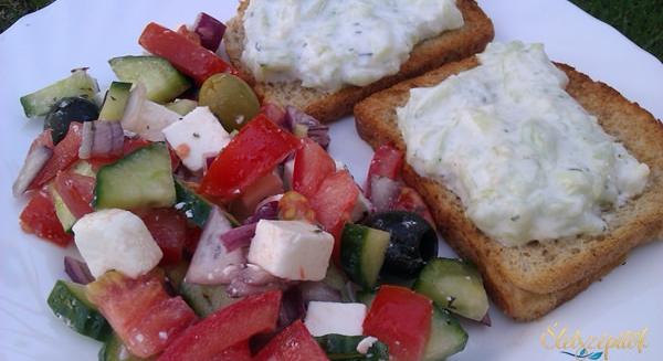 Görög saláta tzatzikis pirítóssal
