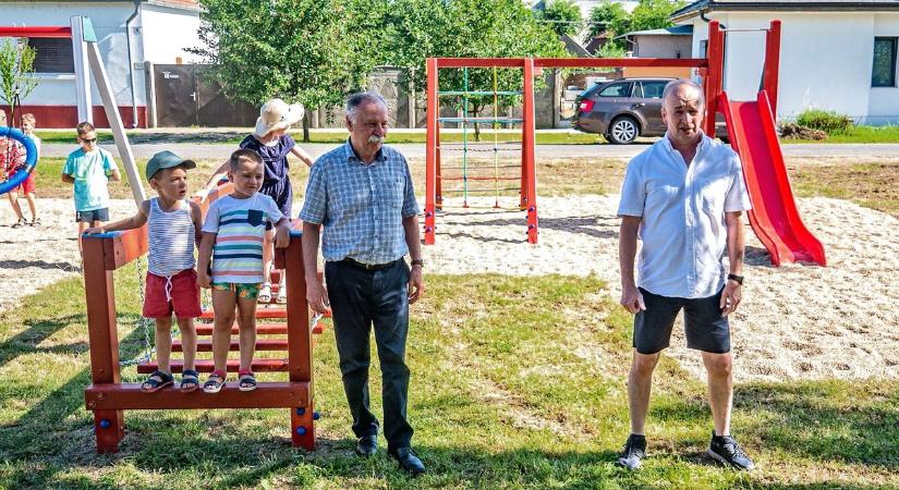 Új elemekkel bővült a Szegedi Kőrös Gáspár utcai játszótér Sárváron