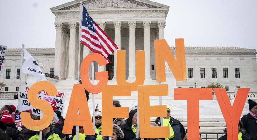 A texasi lövöldözés után egy hónappal még enyhébb fegyvertartási törvények jöhetnek Amerikában