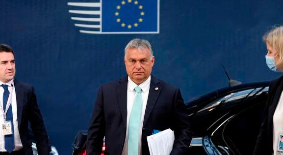 Hátradőlhet az Orbán-kormány: lekerült a napirendről a teljes olajembargó