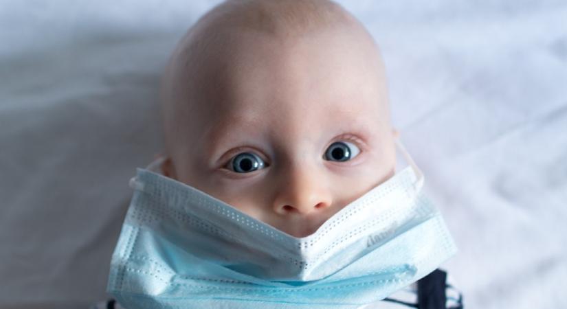 Koronavírus: ebben az országban már hat hónapos gyermekeket is oltanak