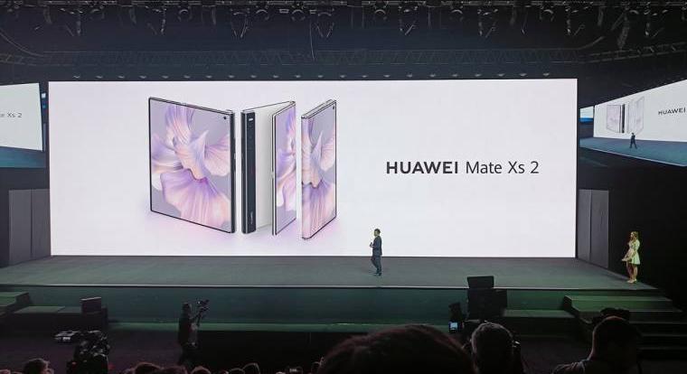 Ultrakönyű hajtogatós csúcsmobilt és megfizethető telefonokat villantott a Huawei