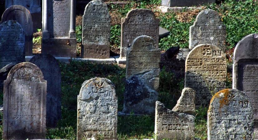 Azonosították a budakeszi zsidó temető sírrongálóit