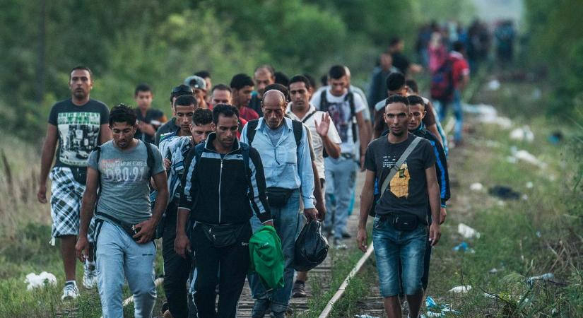Hat hónap alatt százezernél is több illegális migráns próbált átjutni a kerítésen