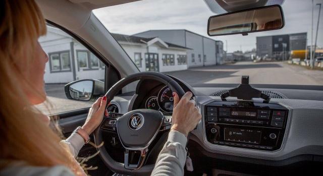 Így vezetnek a nők? Felmérés készült a női sofőrök világnapjára!