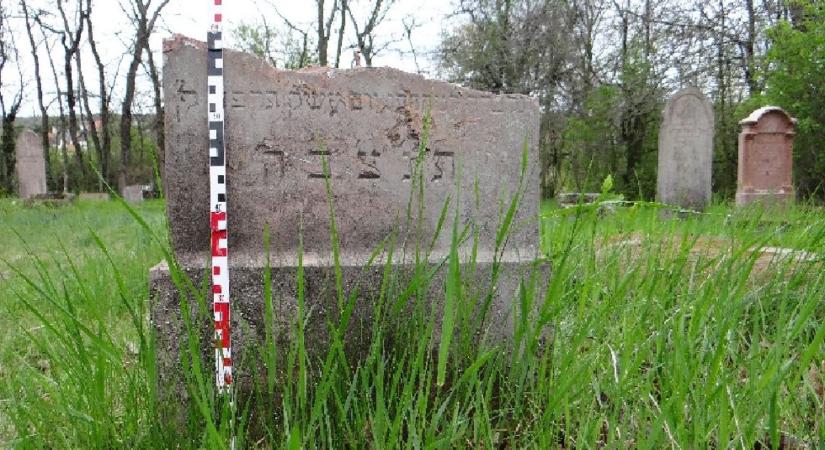 Két 13 éves fiú rongálta meg a budakeszi zsidó temetőt áprilisban