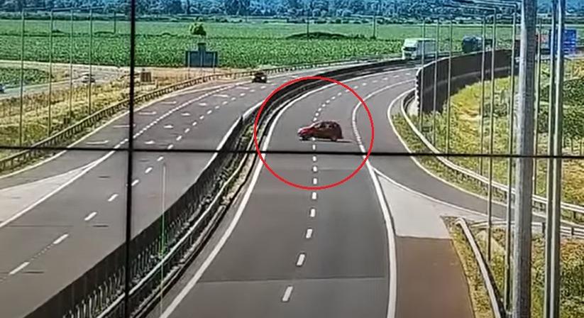 VIDEÓ: Felhajtott az autópályára, majd megfordult és elindult szembe a forgalommal