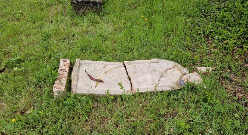 Kincses ládát nem talált a két 13 éves fiú, ezért döntötték le a sírköveket
