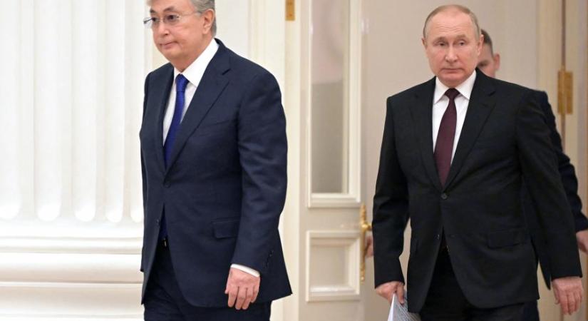 Segítségül hívta a hatalma megmentéséhez, aztán beintett Vlagyimir Putyinnak a kazah kolléga