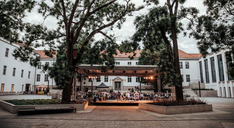 Zene és az irodalom várja a Zsámbéki Nyári Színház látogatóit