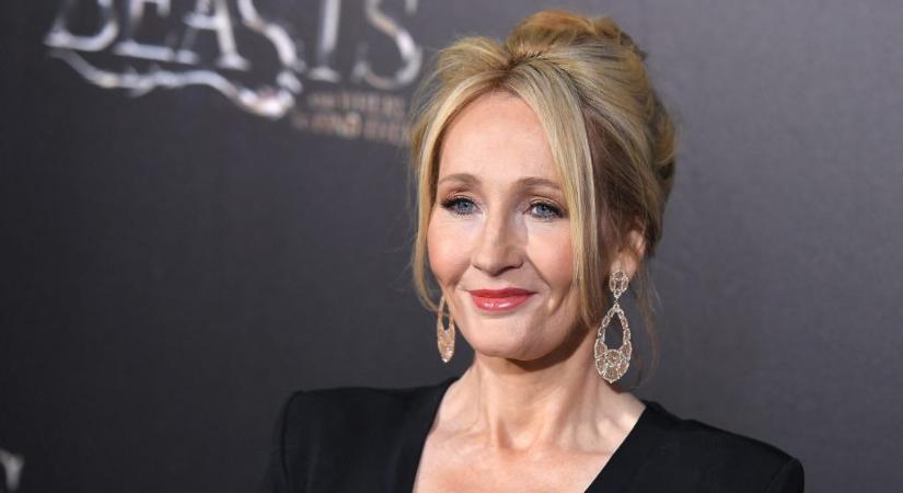 J. K Rowling azt ígérte a magukat Zelenszkijnek kiadó orosz telefonbetyároknak, hogy Harry Potter homlokára ukrán jelkép kerül