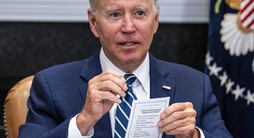 „Leülsz”, „két percben röviden beszélsz” – íme Joe Biden súgókártyája