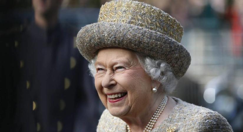 II. Erzsébet királynő új frizurával jelent meg