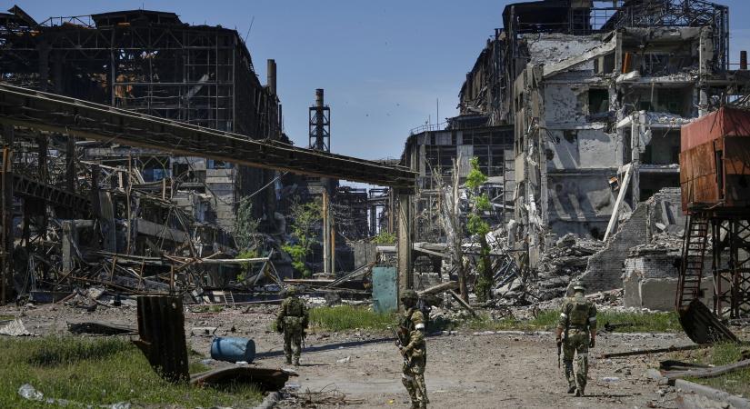 Utcai harcok Szeverodonyeckben: tárcsere, majd újra lő az ukrán katona az oroszokra (videó)