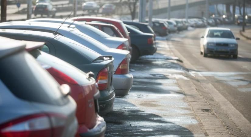 Niedermüller Péter: Tévedés, hogy mindenkinek alapvető joga közterületen a saját autójával parkolni