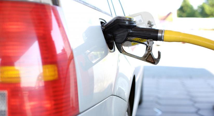 Újabb benzinkúthálózat korlátozza a tankolási mennyiséget