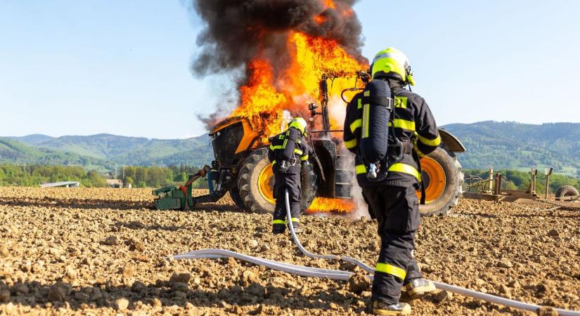 Tíz hektáron gyulladt ki a tarló Hajdúszoboszlónál, egy traktort is elértek a lángok