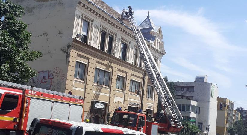 Épületről lógó üvegtáblák veszélyeztették a gyalogosforgalmat Pécs egyik legforgalmasabb utcáján