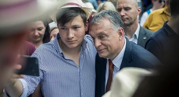 Ha megbánta, amiért Orbán Viktor mellé állt, kérheti, hogy takarják ki az arcát!