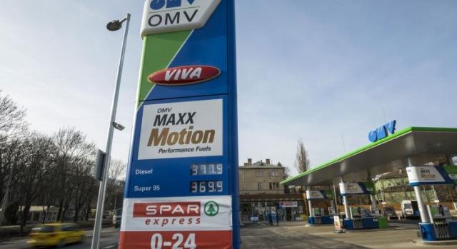Alakul a káosz a benzinkutakon: van, ahol nem lehet kártyával fizetni a hatósági áras üzemanyagért; az OMV követi a Mol példáját