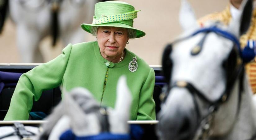 Újra lóra ült II. Erzsébet brit királynő