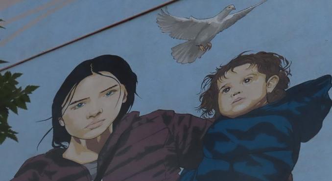 Ukrán menekült családot ábrázoló falfestmény készült Budapesten