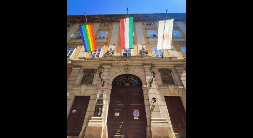 Karácsony Gergely kitette a Városházára az LMBTQ-zászlót