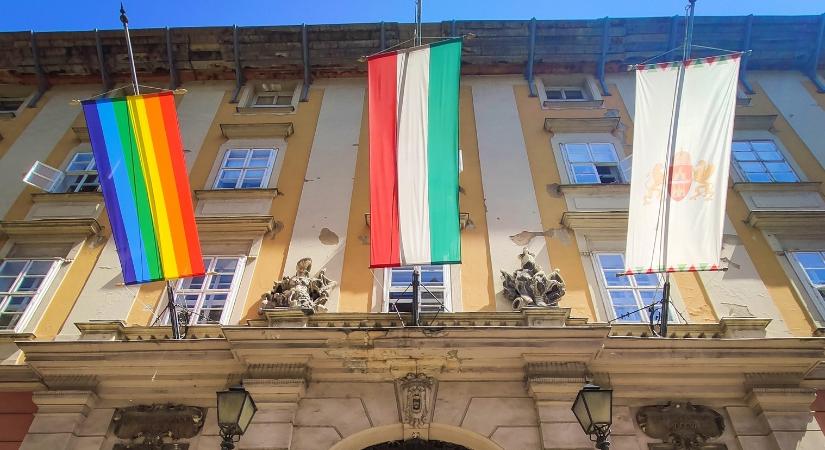 “Budapest szabad város” – Szivárványzászlóval ünnepel a Főpolgármesteri Hivatal