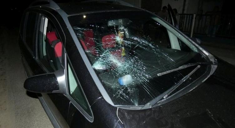 Őrjöngve ugrált a kocsin egy 17 éves fiú Szenyéren, mert rászólt a sofőr