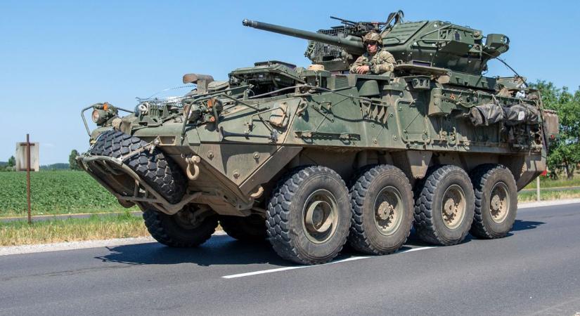 Katonai járműveket csoportosítanak át az ország keleti részén