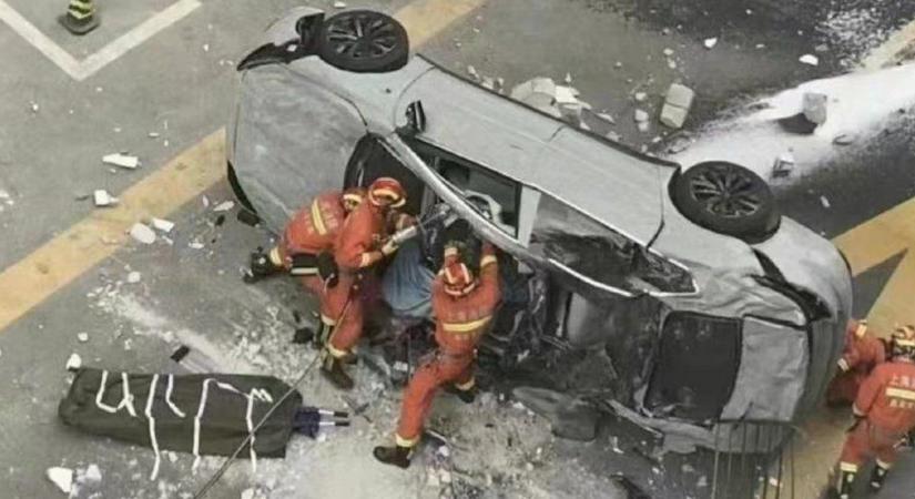 Kizuhant egy autó a 3. emeletről a kínai autómárka központjában, ketten meghaltak