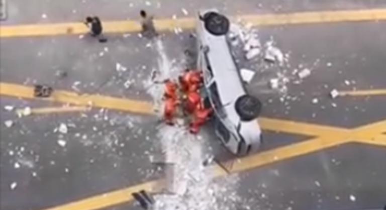 Kizuhant az ablakon egy autó Sanghajban, két ember meghalt
