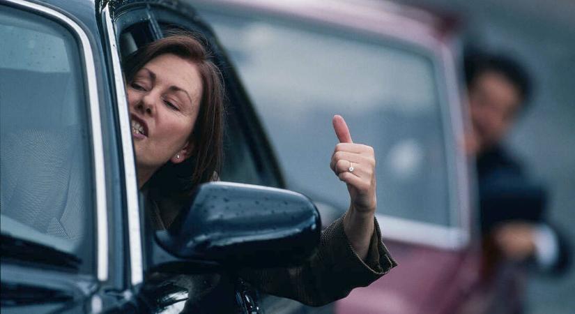 Végtelen dugók, gátlástalan gyorshajtók – Ezért vannak megőrülve a sofőrök az utakon