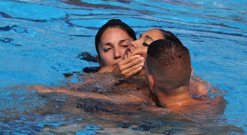 Stefano Bottoni (Facebook): Úszó kimentése?