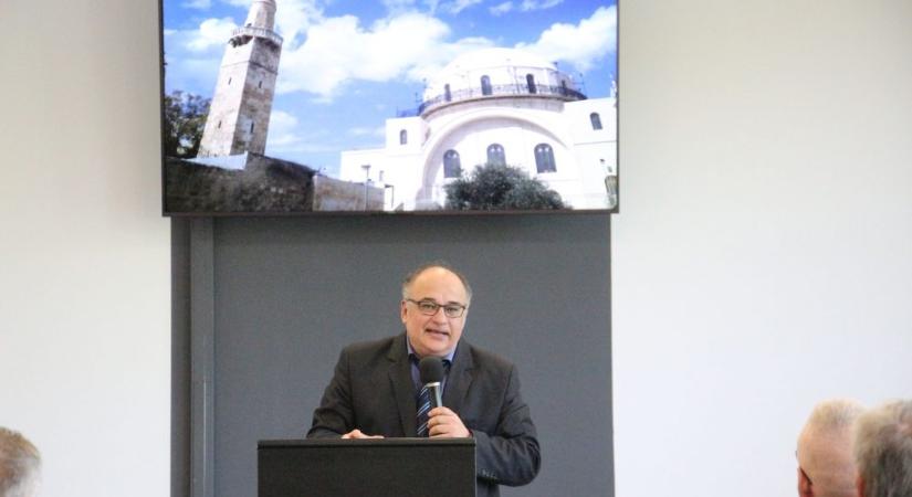 Jeruzsálem: Izrael szíve címmel tartott előadást Prof. dr. Grüll Tibor történész