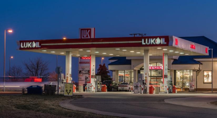 Már csak 20 litert lehet tankolni a Lukoil benzinkútjainál