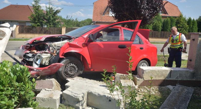 Kerítést rombolt le egy autó Náraiban
