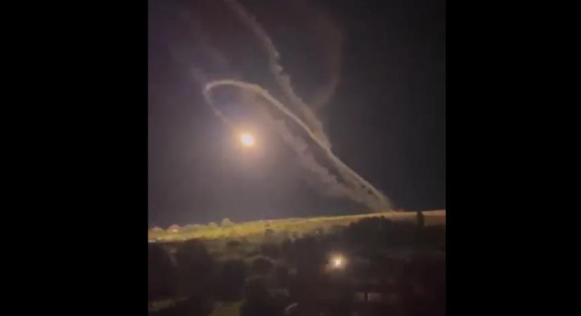 Videón, ahogy váratlanul visszafordul az orosz légvédelem rakétája, és az indítóit veszi célba (videó)