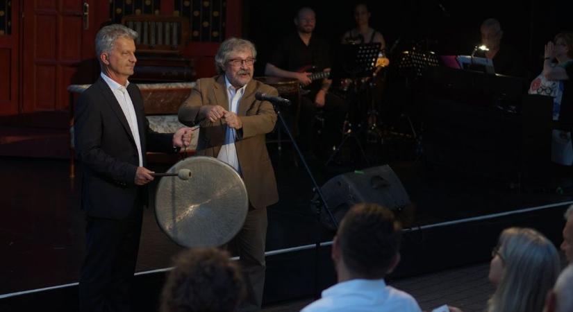 Gongütéssel nyitották meg a Városházi estéket