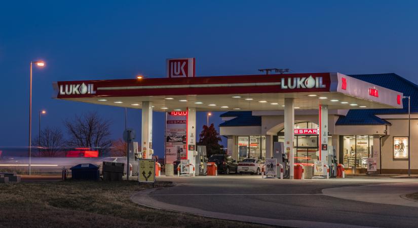 Maximum 20 litert lehet tankolni a Lukoil kútjain a hatósági áras benzinből, a független benzinkutasok szerint elfogyhat az üzemanyag