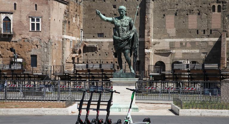 Száműzik a gyilkos rollerek tömegét Rómában